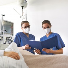 Die Initiatorinnen des Intensivtagebuchs am Landeskrankenhaus Feldkirch Maria Brauchle (l.) und Magdalena Vogt.<br><br>Fotos: dietmar mathis, Mattias Weissengruber