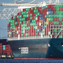 Das wohl bekannteste Symbol des Lieferengpasses ist die „Ever Given“, die im März 2021 die Schifffahrtsrinne des Suezkanals tagelang blockiert und damit hunderte Schiffe in beiden Fahrtrichtungen aufgehalten hatte. <br><br> Fotos: Matthias Weissengruber, kees torn, WIFO/eric kruegl