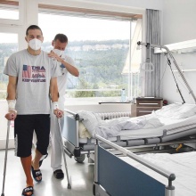 Erste Gehversuche wenige Stunden nach der Operation.<br><br>Fotos: matthias Weissengruber, Vorarlberger Krankenhäuser
