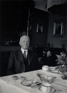 Auf der Meldekarte von Dr. Michael (1867–1938) und Emma Schnebel (1881–1938) wurde später vermerkt: „Seit der Judenaktion unbekannt wohin verzogen“. Fotos: Alois Schwarzmüller