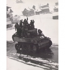 Am 2. Mai 1945 trafen die ersten französischen Panzereinheiten im Kleinwalsertal ein. Die lokale Widerstandsbewegung fuhr mit ihnen durch das Tal. Foto: Archiv der Diözese Feldkirch