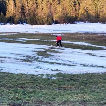 Ein Skilehrer „kämpft“ Ende 2024 am Bödele um den letzten Schnee: Es fehlen Anlagen zur maschinellen Schneeerzeugung.